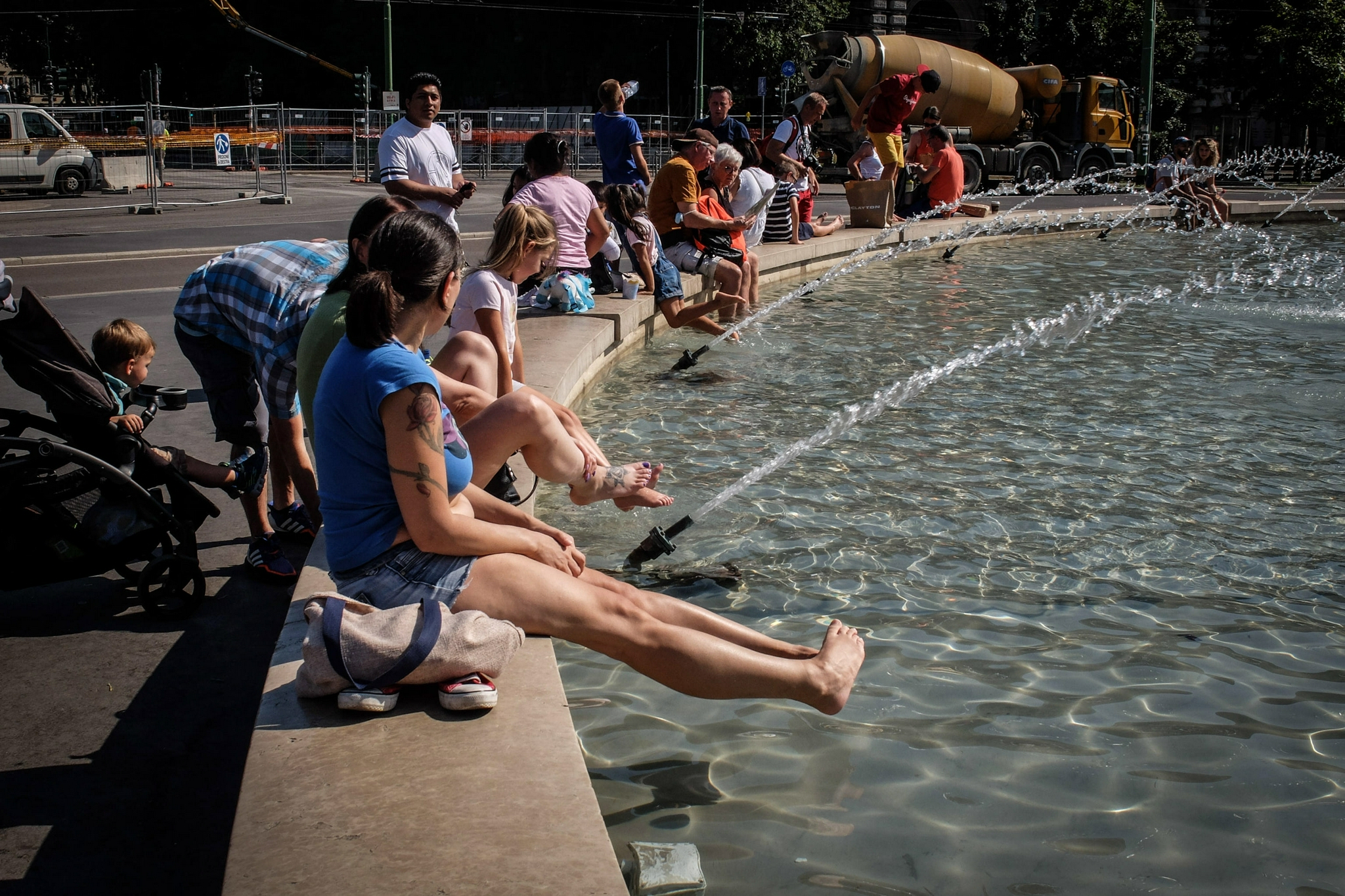 当地时间8月9日，意大利米兰，当地迎来高温，民众在喷泉泡脚。东方IC图