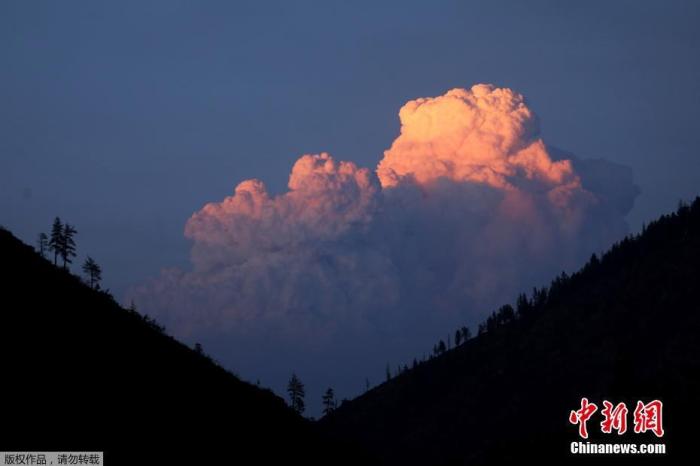 当地时间8月9日，美国加州“迪克西”山火期间，印第安山谷格林维尔附近升起巨大的烟团。