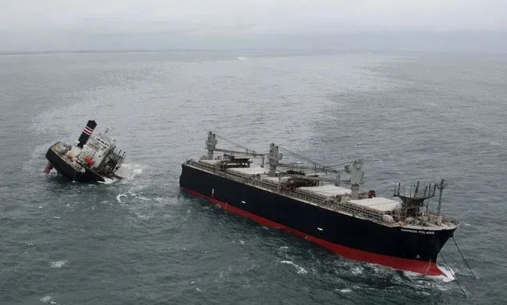 巴拿马籍货船断成两半（图片来源：日媒）