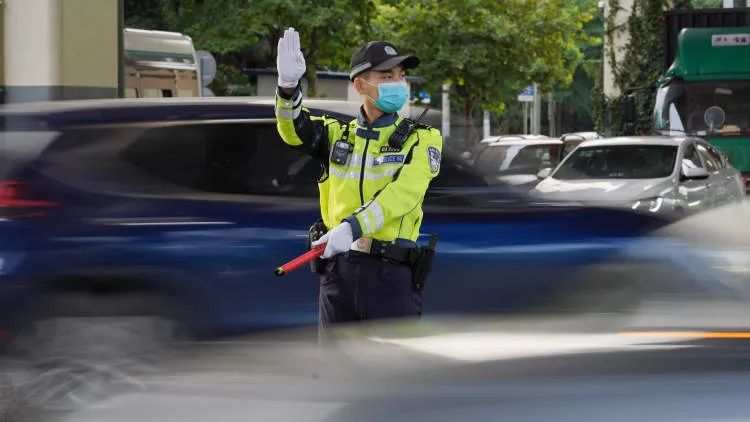 笑翻全场!上海交警上了脱口秀大会!网友纷纷被圈粉:要去外滩问问路休闲区蓝鸢梦想 - Www.slyday.coM 笑翻全场!上海交警上了脱口秀大会!网友纷纷被圈粉:要去外滩问问路休闲区蓝鸢梦想 - Www.slyday.coM