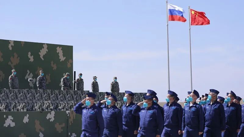 ▲“西部·联合-2021”演习开始仪式分列式上的俄方空军方队（新华社 刘芳 摄）