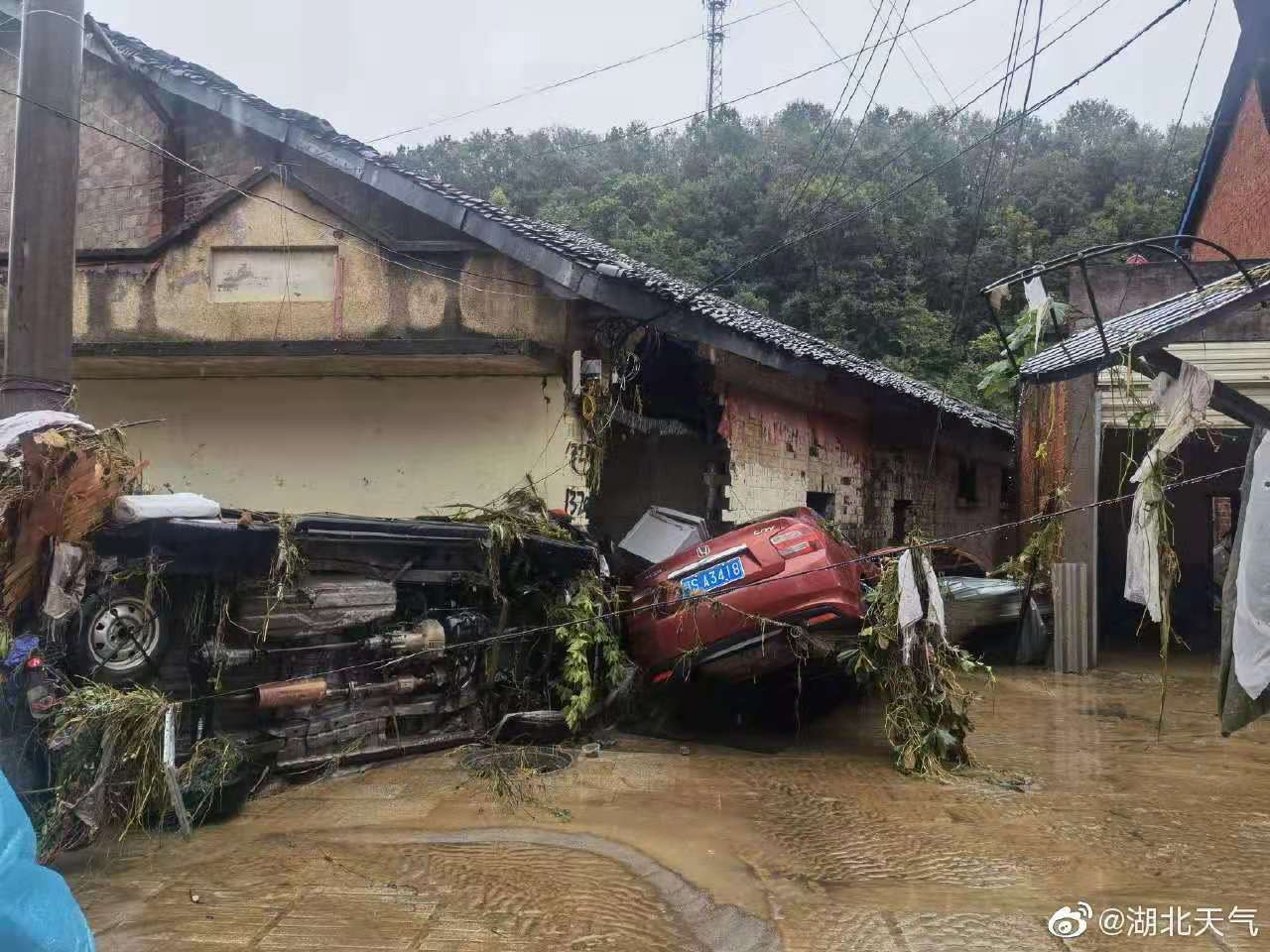 湖北随州暴雨:有镇区积水达到2.46米,电力、通讯正在抢修休闲区蓝鸢梦想 - Www.slyday.coM 湖北随州暴雨:有镇区积水达到2.46米,电力、通讯正在抢修休闲区蓝鸢梦想 - Www.slyday.coM