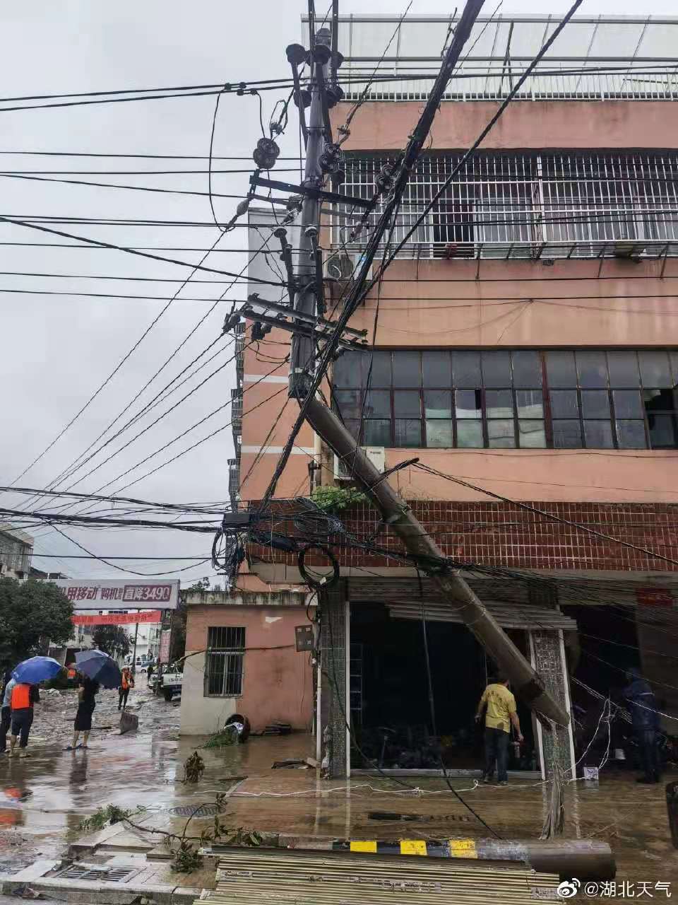 湖北随州暴雨:有镇区积水达到2.46米,电力、通讯正在抢修休闲区蓝鸢梦想 - Www.slyday.coM 湖北随州暴雨:有镇区积水达到2.46米,电力、通讯正在抢修休闲区蓝鸢梦想 - Www.slyday.coM