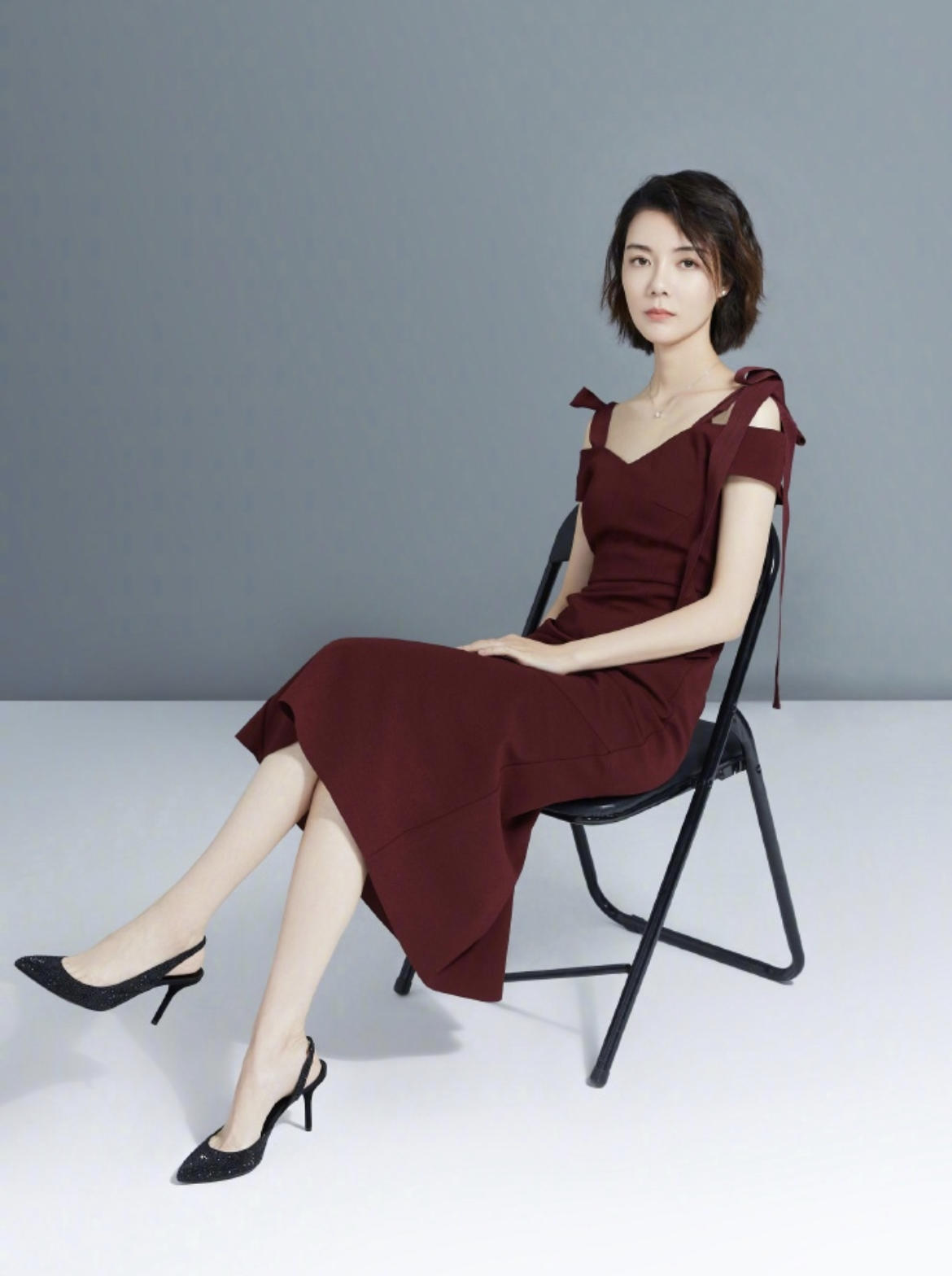 39岁车晓气质仍惊艳，一身军绿色套装高级时髦，减龄又知性