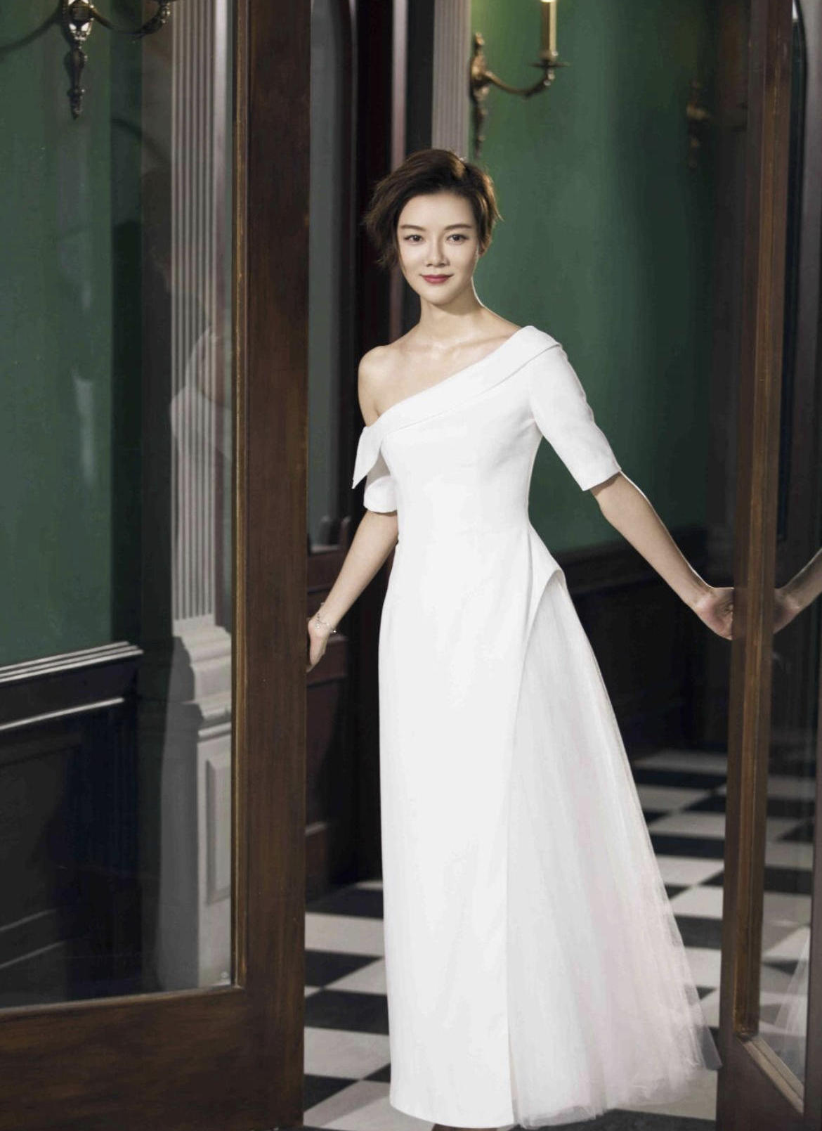 39岁车晓气质仍惊艳，一身军绿色套装高级时髦，减龄又知性