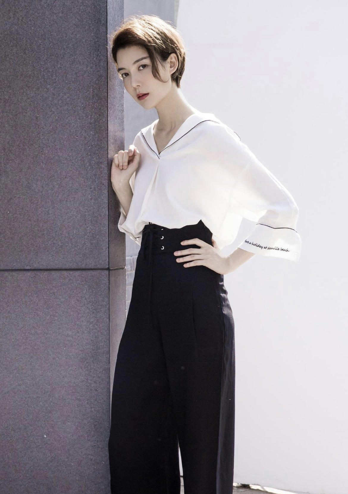 39岁车晓气质仍惊艳，一身军绿色套装高级时髦，减龄又知性