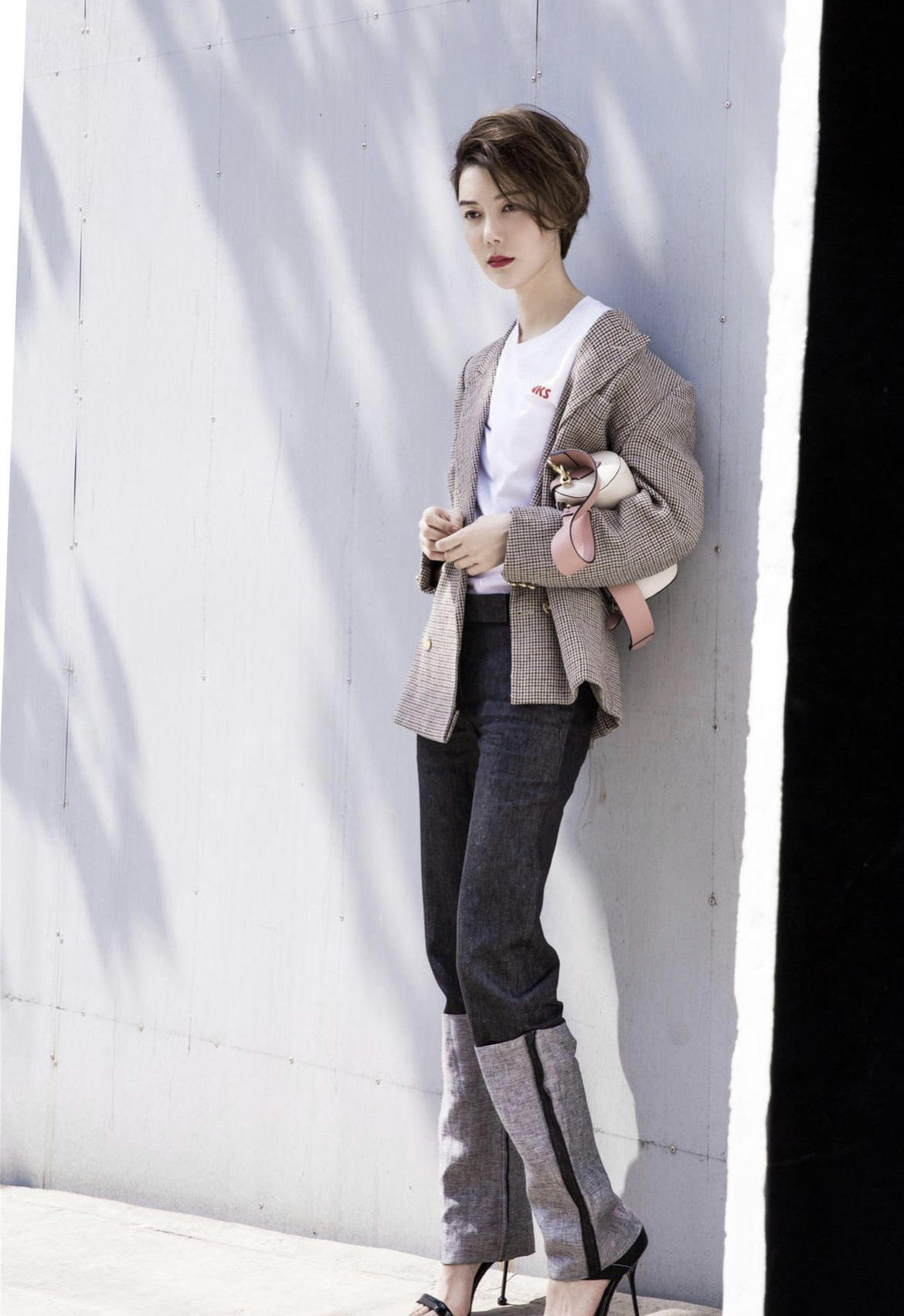 39岁车晓气质仍惊艳，一身军绿色套装高级时髦，减龄又知性