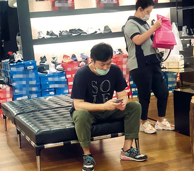 香港过气男神现状:头发全白像老头,面目沧桑,发福严重认不出 香港过气男神现状:头发全白像老头,面目沧桑,发福严重认不出