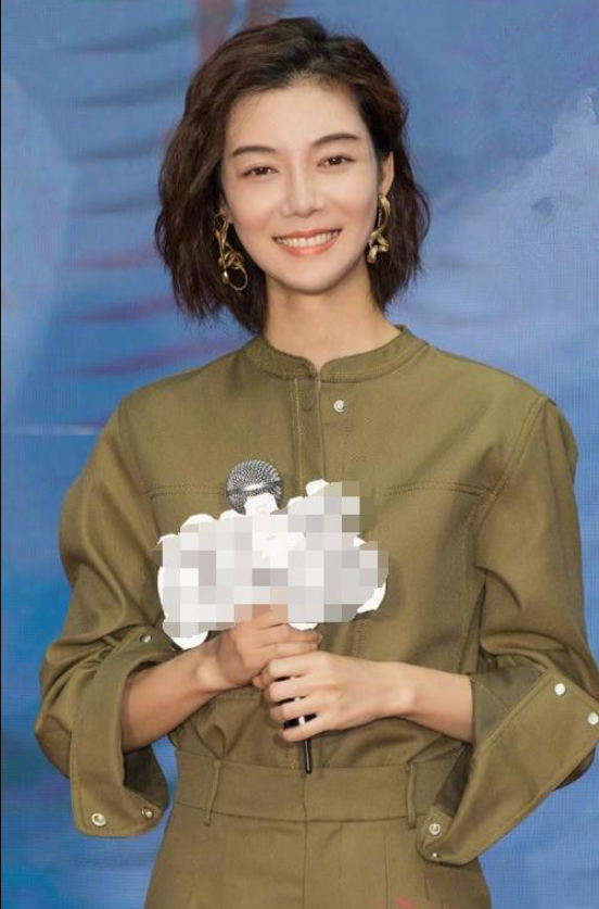 39岁车晓气质仍惊艳，一身军绿色套装高级时髦，减龄又知性