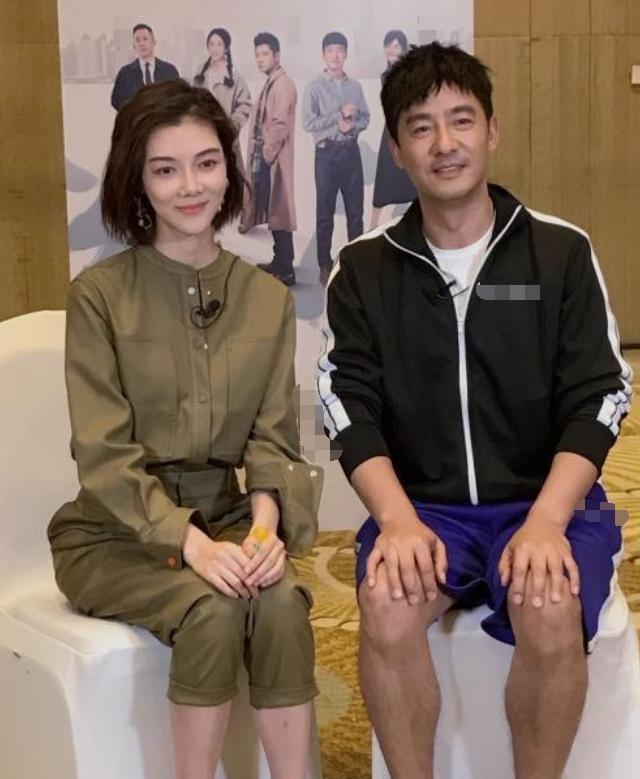 39岁车晓气质仍惊艳，一身军绿色套装高级时髦，减龄又知性