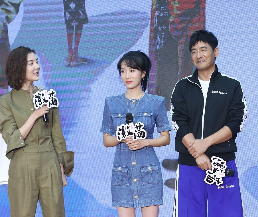 39岁车晓气质仍惊艳，一身军绿色套装高级时髦，减龄又知性