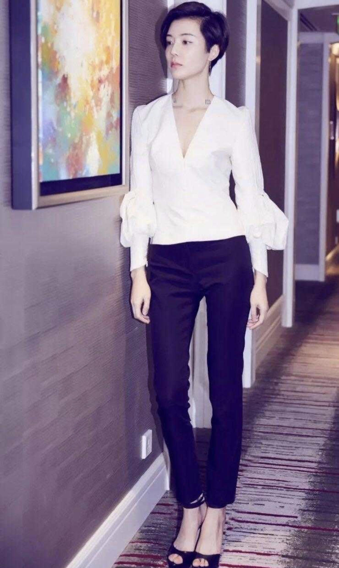 39岁车晓气质仍惊艳，一身军绿色套装高级时髦，减龄又知性