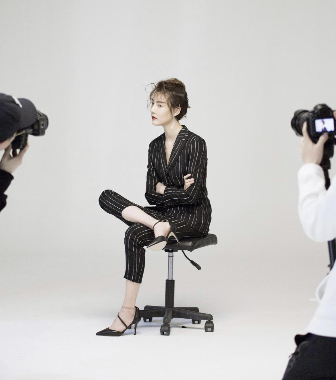 39岁车晓气质仍惊艳，一身军绿色套装高级时髦，减龄又知性