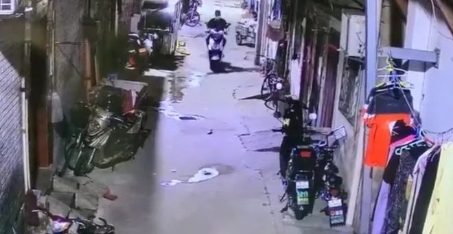 戴着鸭舌帽白手套、口罩遮住脸,男子总在深夜的北京干这事儿?拘了!休闲区蓝鸢梦想 - Www.slyday.coM 戴着鸭舌帽白手套、口罩遮住脸,男子总在深夜的北京干这事儿?拘了!休闲区蓝鸢梦想 - Www.slyday.coM