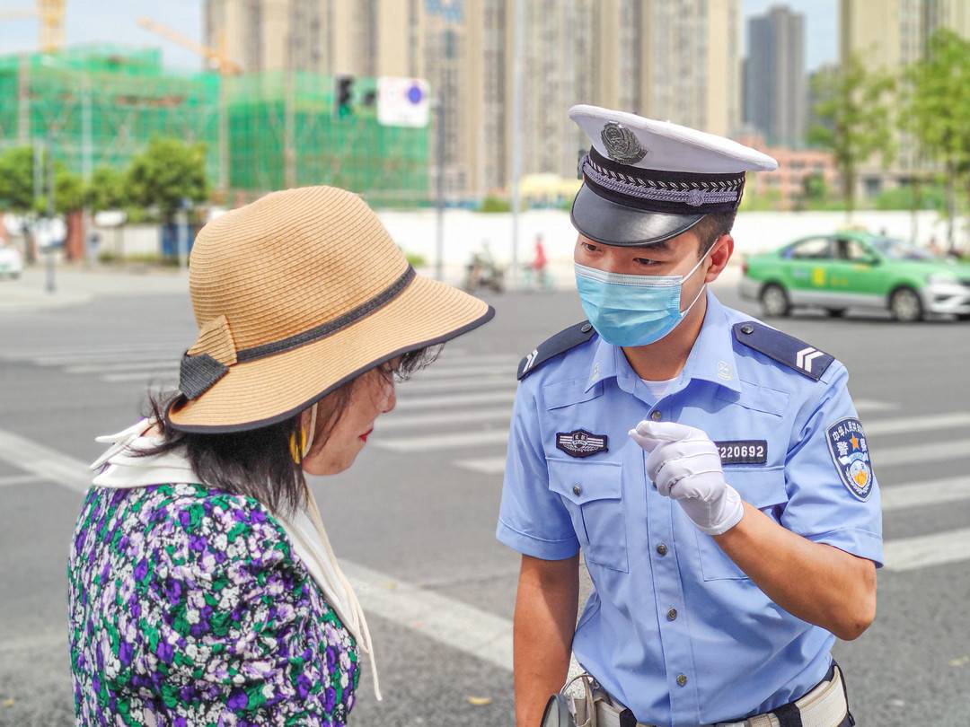 成都两交警勇救跳河轻生男子背后:曾担任游泳教练 救人已经不是第一次休闲区蓝鸢梦想 - Www.slyday.coM 成都两交警勇救跳河轻生男子背后:曾担任游泳教练 救人已经不是第一次休闲区蓝鸢梦想 - Www.slyday.coM