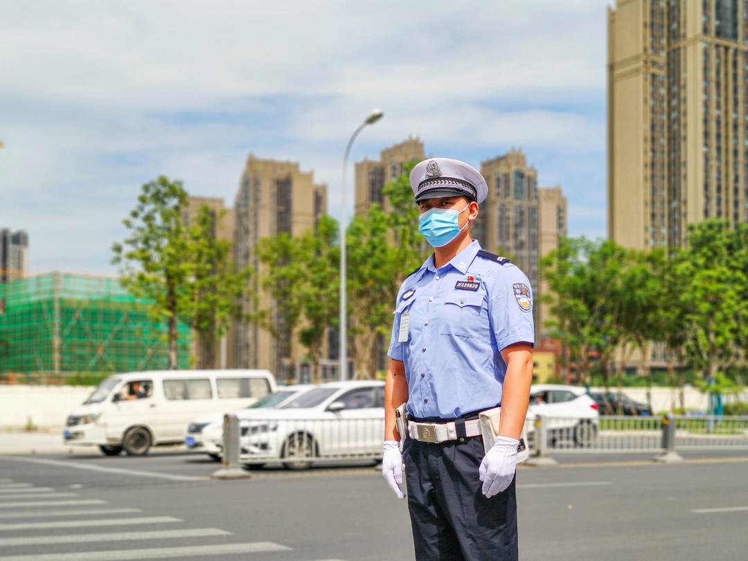 成都两交警勇救跳河轻生男子背后:曾担任游泳教练 救人已经不是第一次休闲区蓝鸢梦想 - Www.slyday.coM 成都两交警勇救跳河轻生男子背后:曾担任游泳教练 救人已经不是第一次休闲区蓝鸢梦想 - Www.slyday.coM