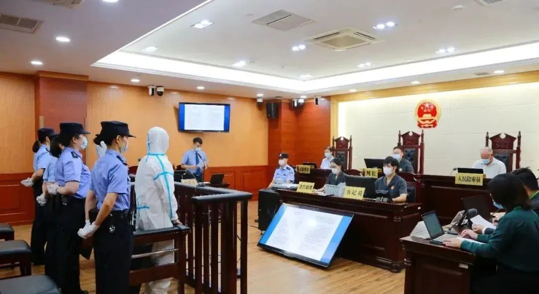 ")对被告人郭美美,汪邹雅销售有毒,有害减肥糖一案,进行公开开庭审理