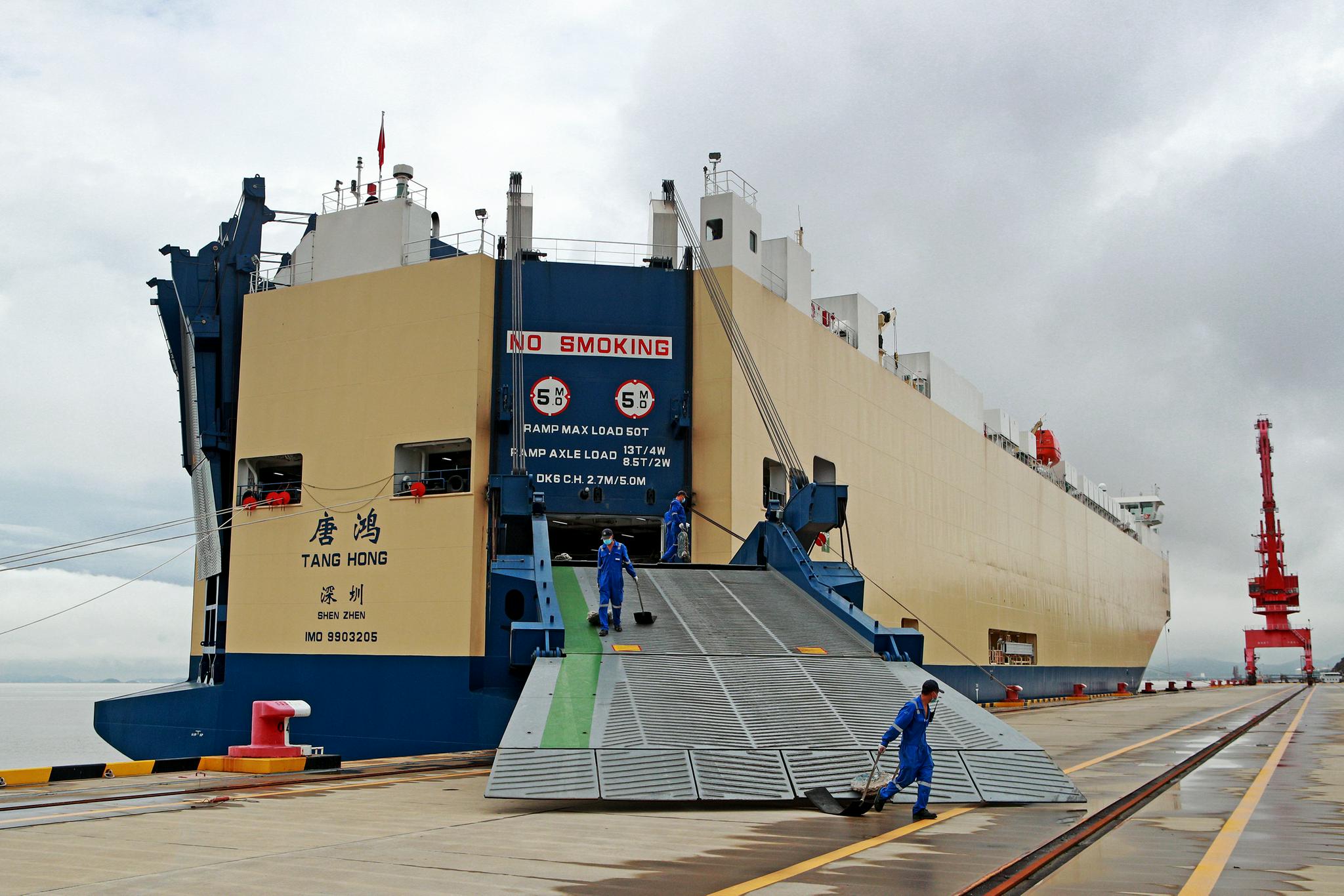 中国造出全球最大滚装运输船，可容纳8500辆汽车，令多国羡慕 - 哔哩哔哩