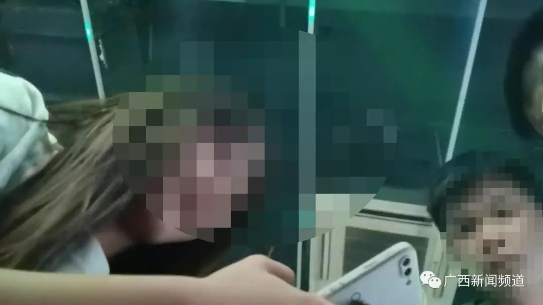 广西13岁女孩失联,被发现在酒吧打工!酒吧有专人“陪酒”,还能看到不雅画面…休闲区蓝鸢梦想 - Www.slyday.coM 广西13岁女孩失联,被发现在酒吧打工!酒吧有专人“陪酒”,还能看到不雅画面…休闲区蓝鸢梦想 - Www.slyday.coM