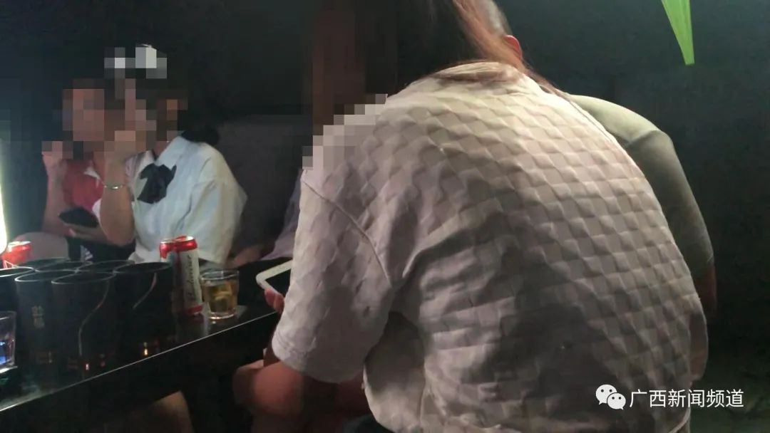广西13岁女孩失联,被发现在酒吧打工!酒吧有专人“陪酒”,还能看到不雅画面…休闲区蓝鸢梦想 - Www.slyday.coM 广西13岁女孩失联,被发现在酒吧打工!酒吧有专人“陪酒”,还能看到不雅画面…休闲区蓝鸢梦想 - Www.slyday.coM