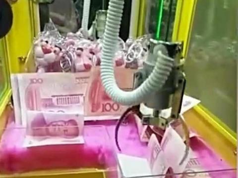 老板往娃娃机里放千元大钞，一中学生的出现，让他傻了