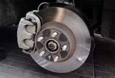 不管汽车有多贵，跑完5万公里后，要记住换这3个零件