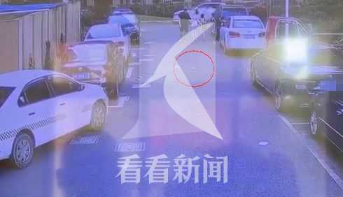 工人失误致砖块12楼坠落砸穿轿车天窗 车主索赔却遭拒:太贵了休闲区蓝鸢梦想 - Www.slyday.coM 工人失误致砖块12楼坠落砸穿轿车天窗 车主索赔却遭拒:太贵了休闲区蓝鸢梦想 - Www.slyday.coM