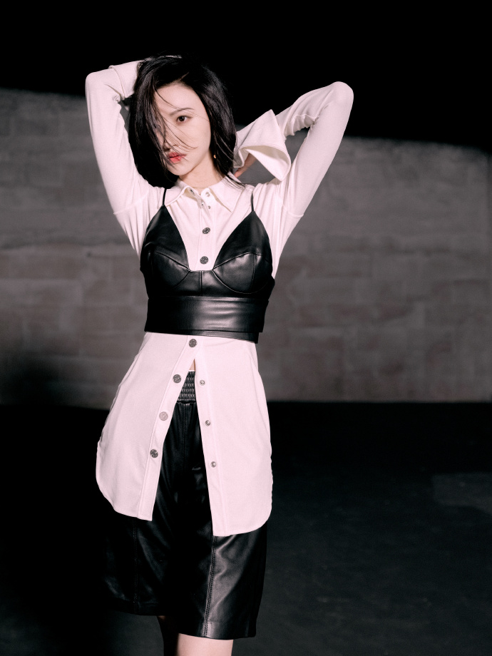 景甜真会打扮，一袭绿色碎花连衣裙清新甜美，比“司藤”还要惊艳