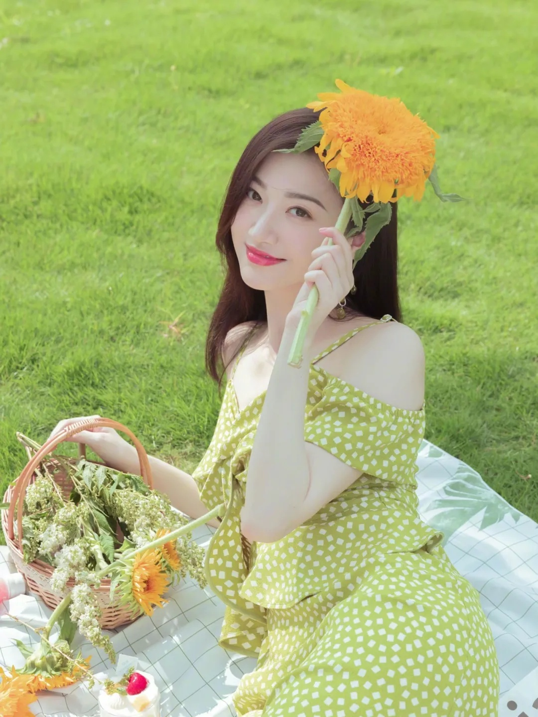 景甜真会打扮，一袭绿色碎花连衣裙清新甜美，比“司藤”还要惊艳