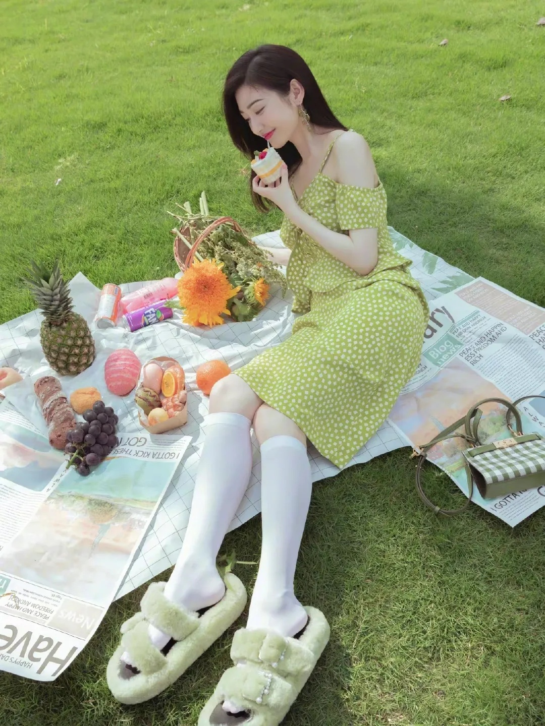 景甜真会打扮，一袭绿色碎花连衣裙清新甜美，比“司藤”还要惊艳