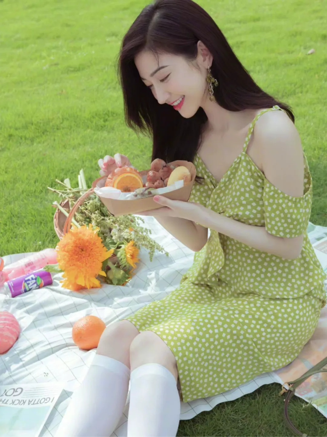 景甜真会打扮，一袭绿色碎花连衣裙清新甜美，比“司藤”还要惊艳