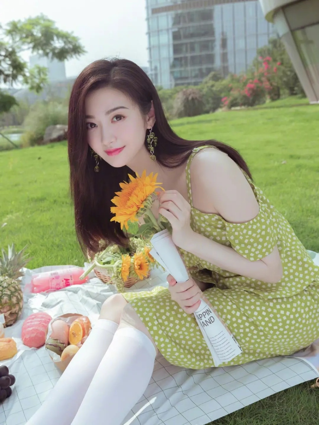 景甜真会打扮，一袭绿色碎花连衣裙清新甜美，比“司藤”还要惊艳