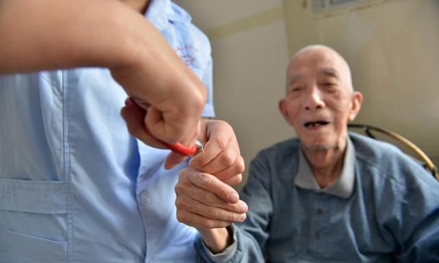 伺候65岁的失能大爷,每月工资7千,46岁住家保姆: