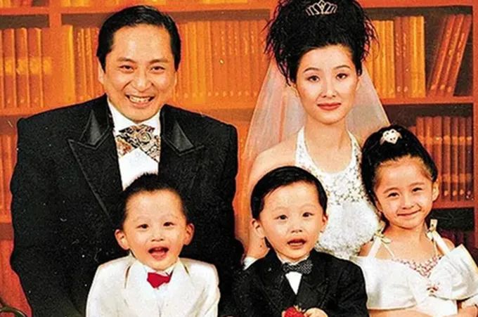 香港老牌男神儿子：万梓良18岁儿子很斯文，吕良伟儿子又胖又矮