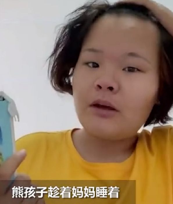 男孩趁妈妈熟睡,用推子剃了妈妈头发,妈妈心累：他想给我个惊喜