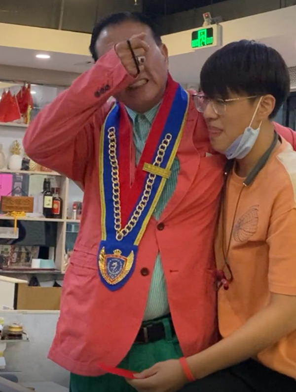 香港老牌男神儿子：万梓良18岁儿子很斯文，吕良伟儿子又胖又矮