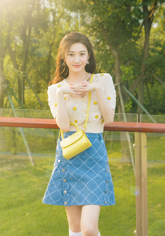 景甜真会打扮，一袭绿色碎花连衣裙清新甜美，比“司藤”还要惊艳