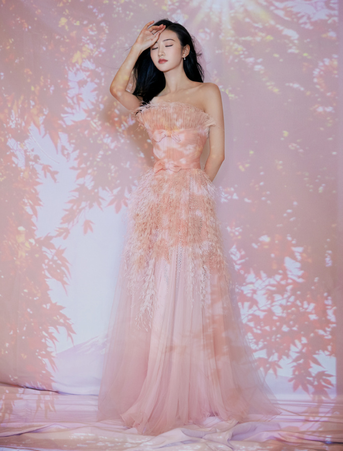 景甜真会打扮，一袭绿色碎花连衣裙清新甜美，比“司藤”还要惊艳