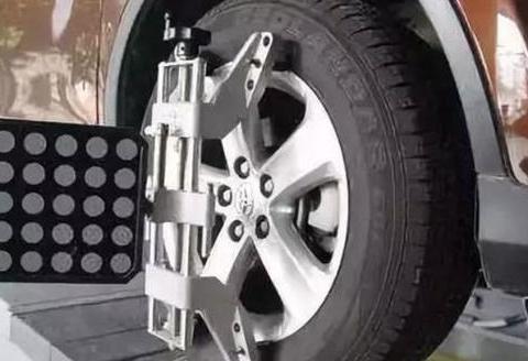 要不要做四轮定位？多年修车老师傅道出实情，老司机们都想错了