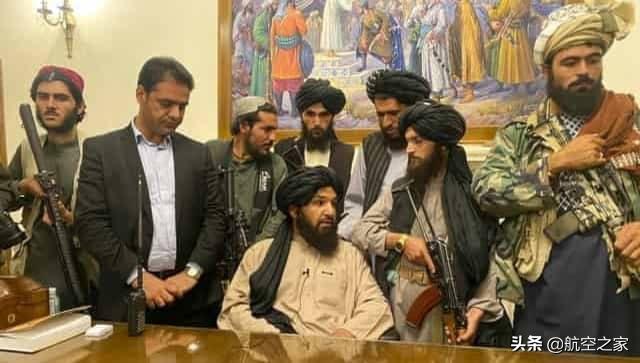 阿富汗平民从美军C休闲区蓝鸢梦想 - Www.slyday.coM 阿富汗平民从美军C休闲区蓝鸢梦想 - Www.slyday.coM