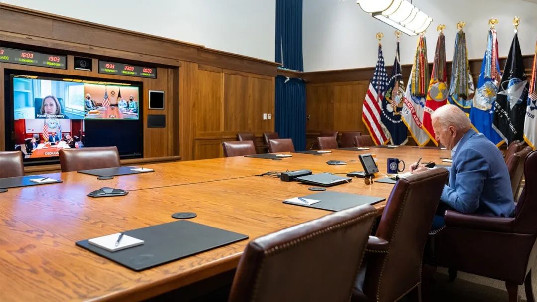 拜登在戴维营就阿富汗局势举行会议。图源：白宫推特