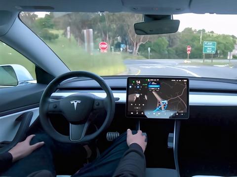 美国调查特斯拉汽车，车祸分析显示自动驾驶存隐患，无法识别灯光