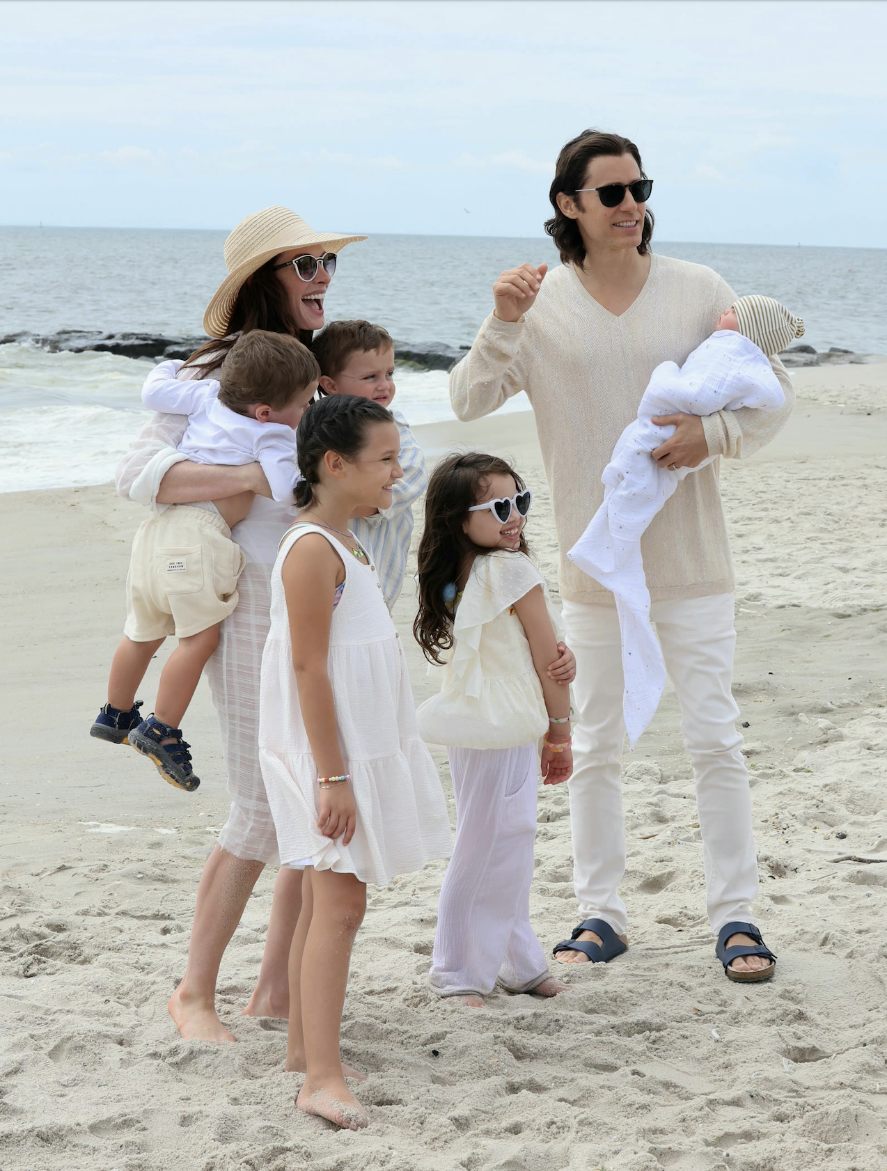 38岁安妮海瑟薇演妈妈，带5个孩子在海边拍照，光脚穿白裙好温柔