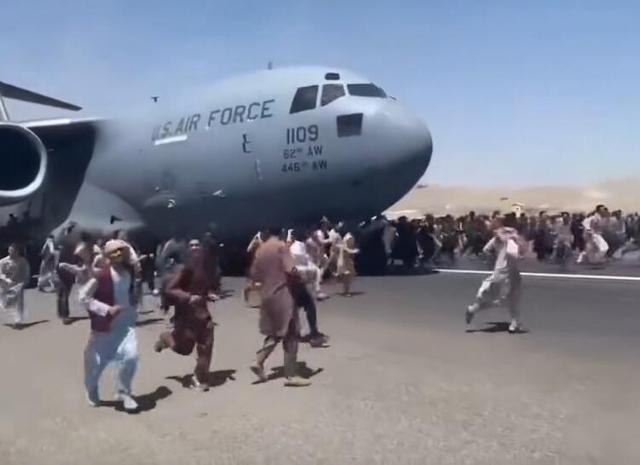 阿富汗人“扒”飞机坠亡!美国的运输机们,你们都在哪儿呢?休闲区蓝鸢梦想 - Www.slyday.coM 阿富汗人“扒”飞机坠亡!美国的运输机们,你们都在哪儿呢?休闲区蓝鸢梦想 - Www.slyday.coM