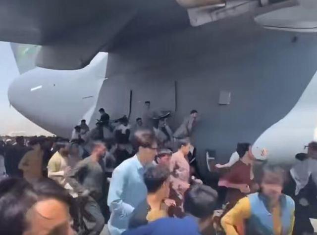 阿富汗人“扒”飞机坠亡!美国的运输机们,你们都在哪儿呢?休闲区蓝鸢梦想 - Www.slyday.coM 阿富汗人“扒”飞机坠亡!美国的运输机们,你们都在哪儿呢?休闲区蓝鸢梦想 - Www.slyday.coM