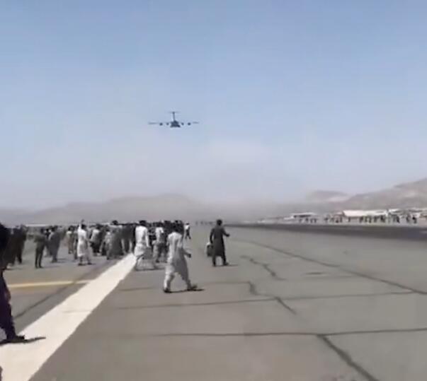 阿富汗人“扒”飞机坠亡!美国的运输机们,你们都在哪儿呢?休闲区蓝鸢梦想 - Www.slyday.coM 阿富汗人“扒”飞机坠亡!美国的运输机们,你们都在哪儿呢?休闲区蓝鸢梦想 - Www.slyday.coM