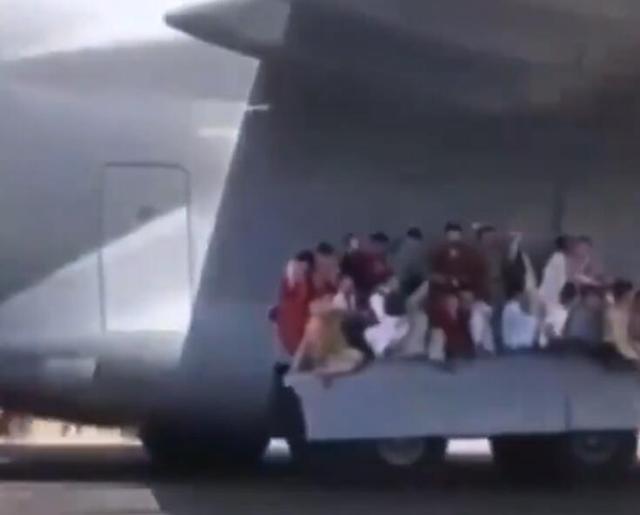 阿富汗人“扒”飞机坠亡!美国的运输机们,你们都在哪儿呢?休闲区蓝鸢梦想 - Www.slyday.coM 阿富汗人“扒”飞机坠亡!美国的运输机们,你们都在哪儿呢?休闲区蓝鸢梦想 - Www.slyday.coM