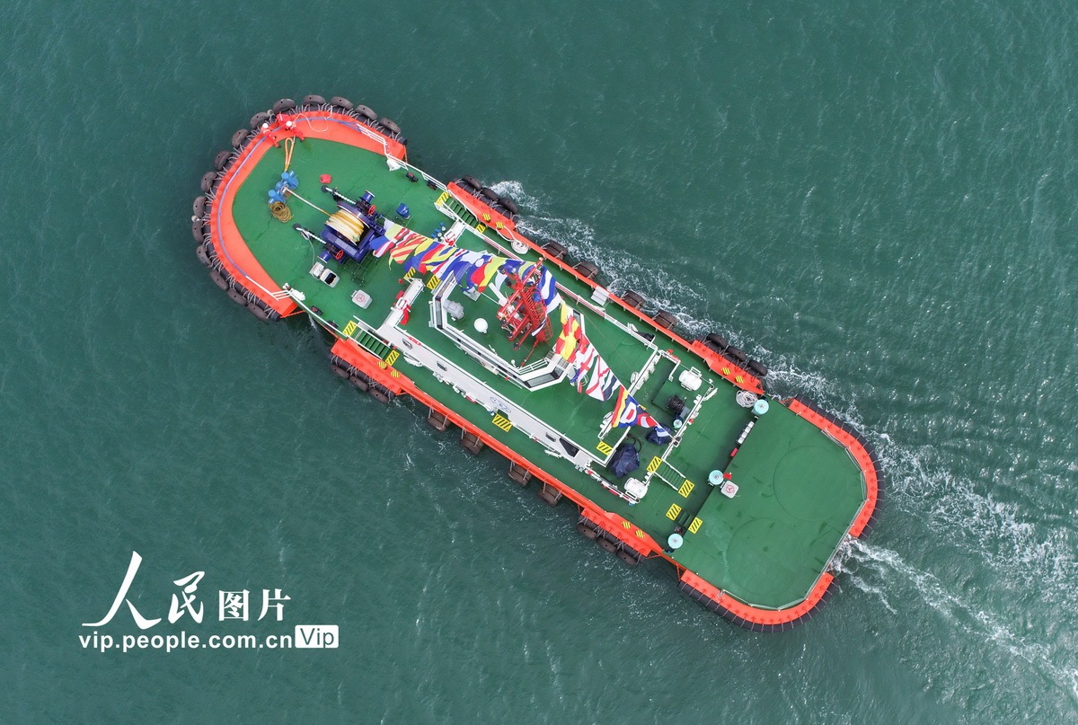国内首艘纯电动拖轮投入运行