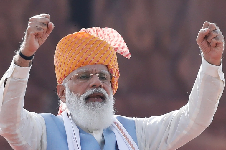 印度总理莫迪15日在德里红堡发表演讲（图自印媒）