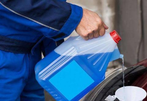 防冻液多长时间换一次？修车工：超过这时间，车少开4年